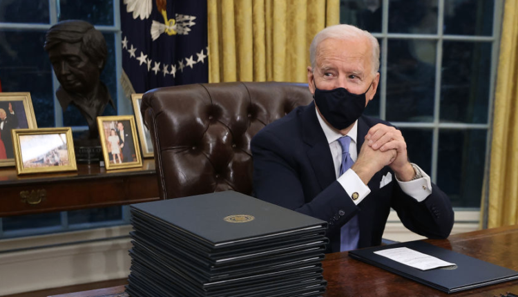 Civil Rights Leader Cesar Chávez Visible in President Biden’s Oval Office – NBC Los Angeles