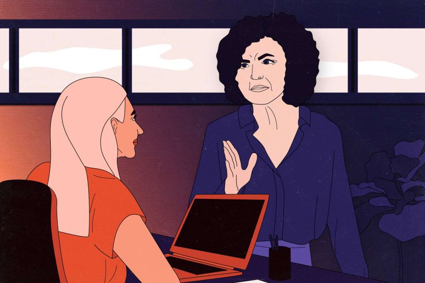 Eine Illustration einer blonden Frau, die hinter ihrem Schreibtisch mit einem Laptop sitzt, der von einer anderen Frau erzählt wird, die wütend aussieht.