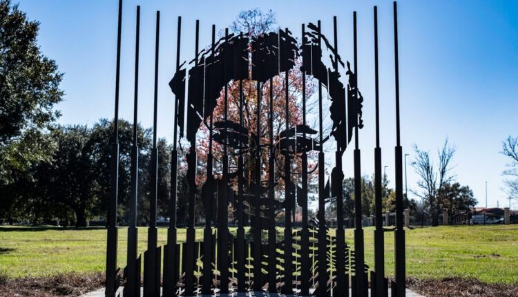 U.S. memorials honor civil rights hero Rosa Parks