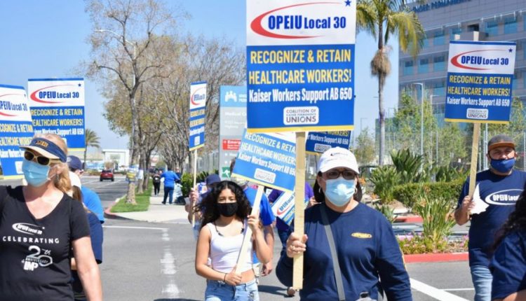Healthcare+workers+protest+for+fair+compensation+outside+the+Kaiser+in+Downey+on+March+30%2C+2021.+Union+leaders+from+the+OPEIU+Local+30+and+the+SEIU-UHW+peacefully+protested+for+the+%22Hero%27s+Bonus%22+Kaiser+promised.+Photo+credit%3A+Vincent+Medina