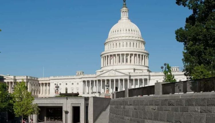 State treasurers call for national program on paid family leave