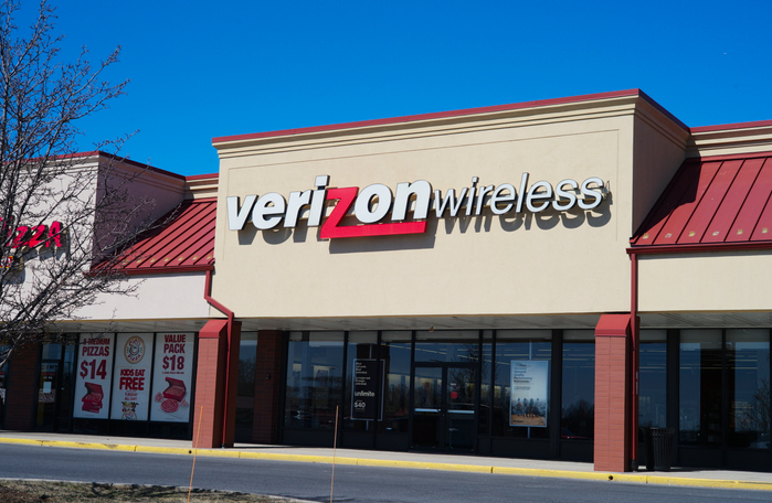 Verizon wants 1,000 new retail workers, faces executive compensation vote