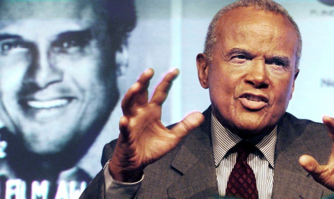 Singer, actor and civil rights activist Harry Belafonte speaks about his life and films at the First Amendment Center in Nashville August 26, 2000 after receiving the 2000
