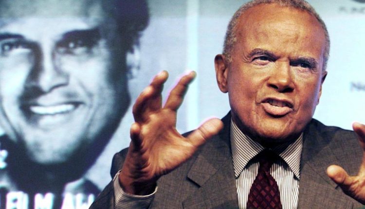 Singer, actor and civil rights activist Harry Belafonte speaks about his life and films at the First Amendment Center in Nashville August 26, 2000 after receiving the 2000 "Freedom in film" forgive.